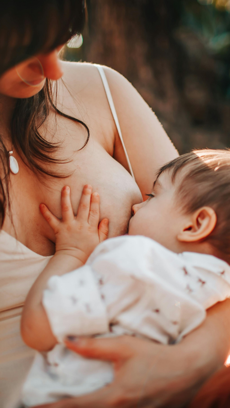 Séance pour Emma, 9 mois, dont le refus du lait maternel inquiète sa maman.